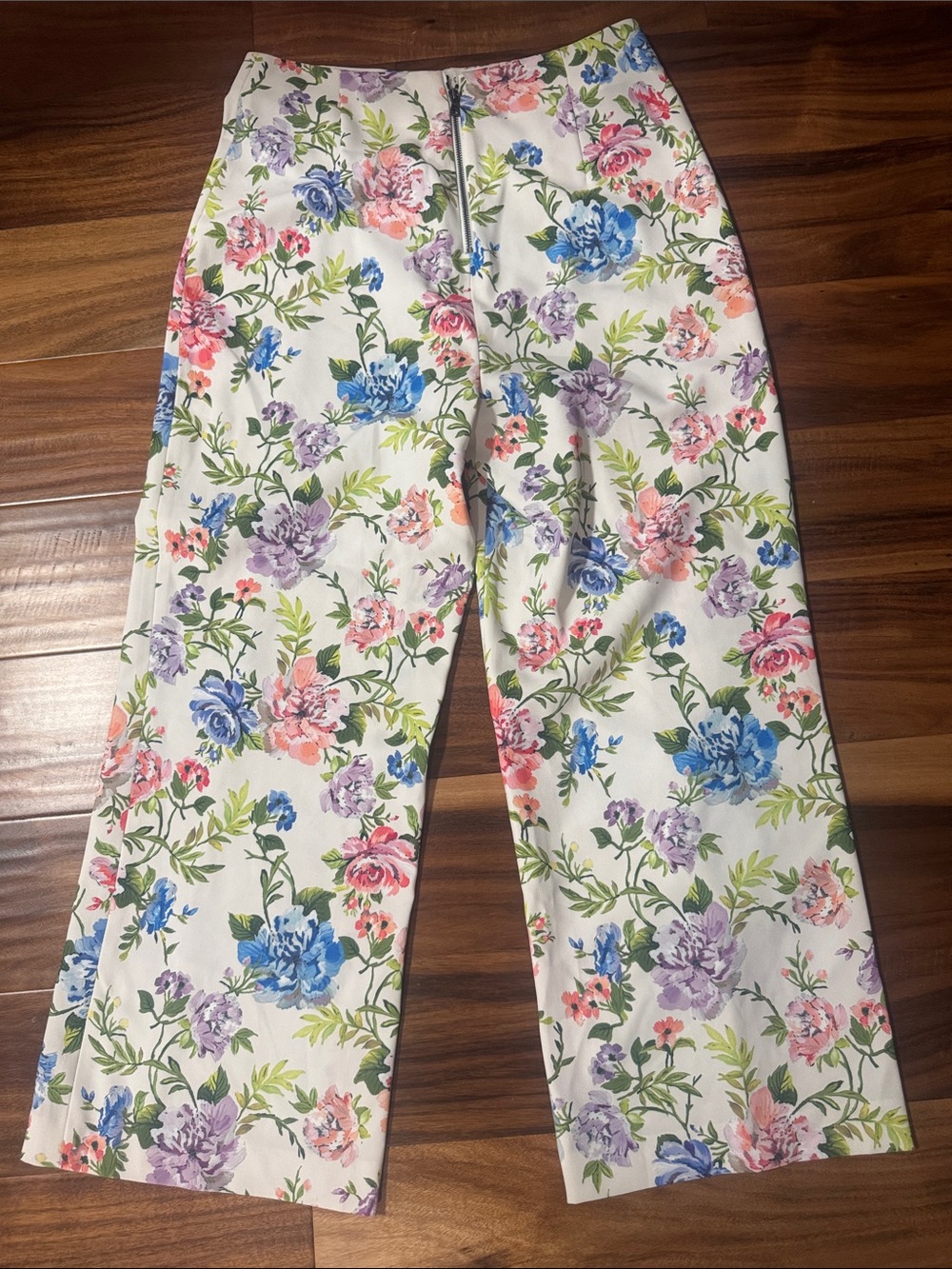 Alice + Olivia Lorinda White Wide-Leg Crop Pants with Floral Print - Picture 5 of 5